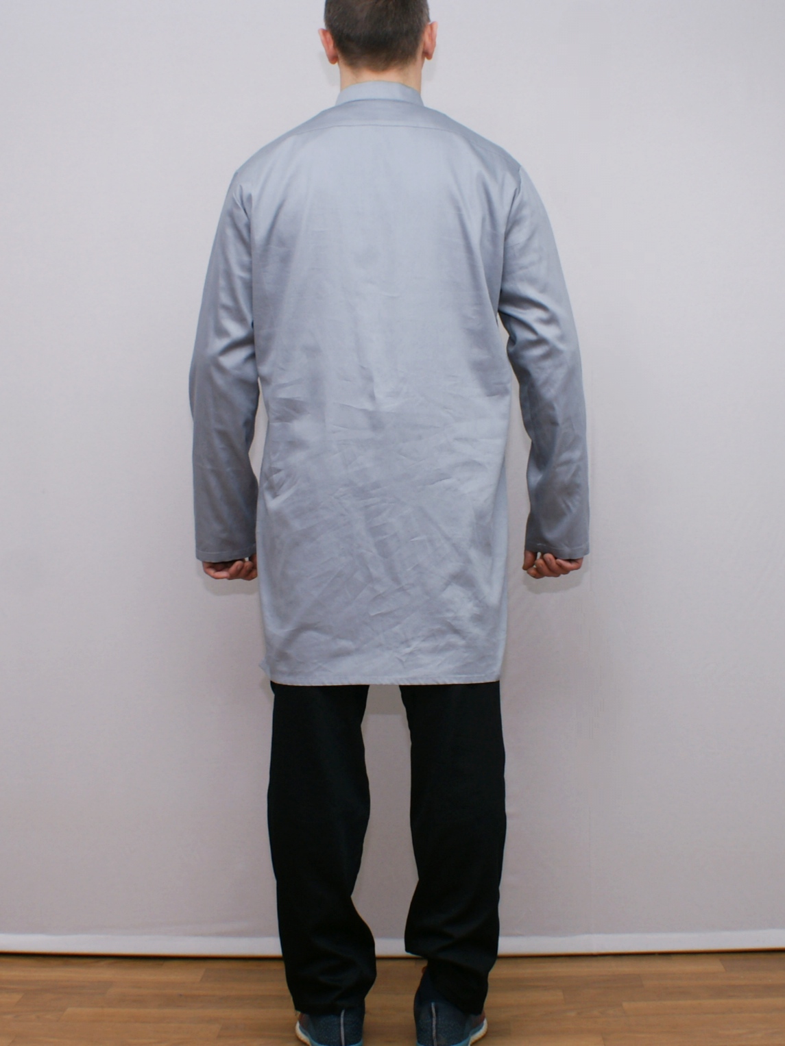 Абая чоловіча сірого кольору сзаду